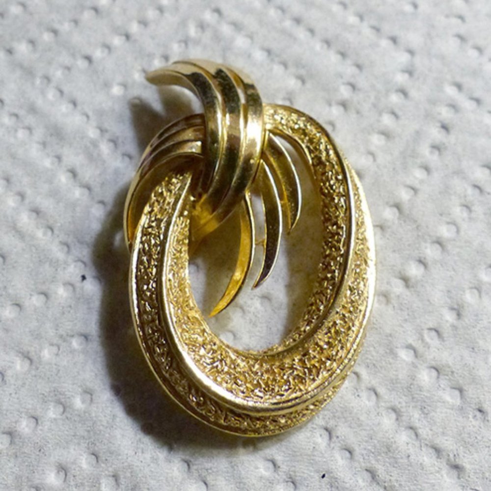 Very Nice Vintage Crown Trifari Textured Gold Tone Brooch